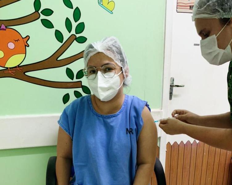 Maternidade Evangelina Rosa recebe vacina contra Covid para imunizar grupos prioritários